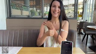Eva nyder den offentlige restaurant med sin elsker ferri fjernbetjening vibrator
