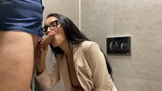 Chefen knepper den liderlige sekretær på toilettet