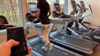 Offentlig onani i rummet med kunstig pik under fitness del 3