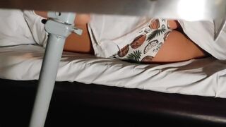 På toget knepper han sin partner og lader, som om han er producer