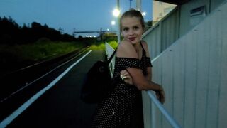 Hot blonde, venter på toget, får en kæmpe pik og skyder hendes fisse i offentligheden