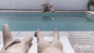 Blinker og spilder til en fremmed i en nudist resort!