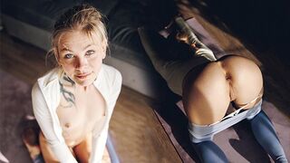 Lille blonde teenager knepper hårdt i hendes yoga bukser