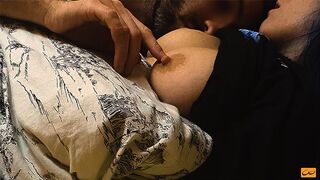 Hot kys og brystslikning for en teenager med perfekte brystvorter