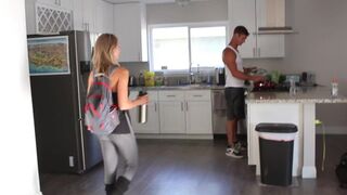 Hot blonde fitness pige giver sin kæreste en lutter blowjob og sluger det