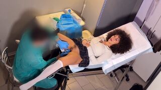 Gynecologen får en smag af våd fisse!