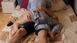 Mostoha mor fanget hendes stedsøn med porno og hjalp hende nyde det hurtigt
