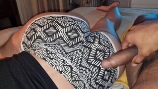 Mostohas søn lærer mig at kneppe på sofaen uden larm, så mine forældre ikke kan høre mine lyster