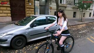 Jeg blinker min fisse og bryster, mens ridning på gaderne i Budapest - Dollscult