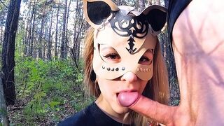 Blonde skolepige onanerer og sutter pik i skoven - offentlig blowjob