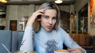 Fjernbetjening vibrator i en overfyldt cafe - Letty sort