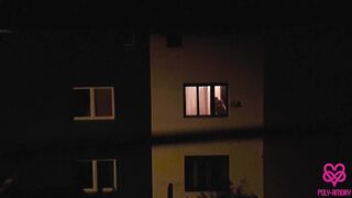 Kig på to lesbiske piger gennem vinduet og besøge dem på den vilde trekant