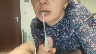 Sig det ikke til nogen! Hot milf stedmor med et blowjob job hjælper hendes stedsøn og kommer ind i hendes mund