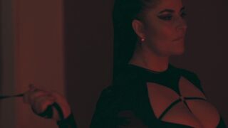Kathalina777 stærkt domineret af en varm latinsk dame