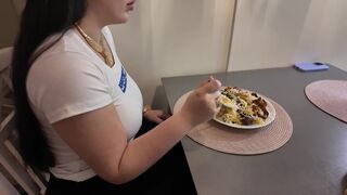 Hot 20 år gammel pige knepper sig selv på en første date