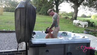 Passioneret udenfor fuck i en varm jacuzzi på en lade weekend