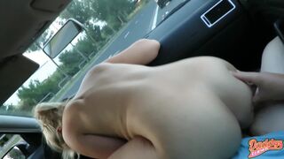 Hun har en lækker blondine i bilen