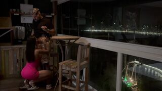 Et glas sprut forvandlet til et varmt knald på balkonen