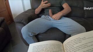 Søn af en uforskammet stedsøn! mens stedmoderen læser, hun ser porno og slår sin pik