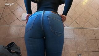Hun har sexede jeans på, viser sin store røv og onanerer