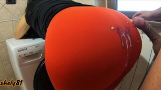 Hot stedmor i leggings får hende ophidset og lader hende stedsøn kæle hende og skyde hende røv