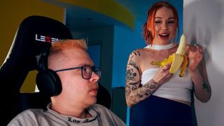 Manden blev for involveret i sit nye spil, mens teenagerødhårede sutter pik