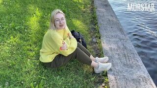 Webcam pige bliver betalt for at sutte i parken