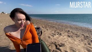 Kællingen begyndte at spille interaktive spil og sugede på stranden