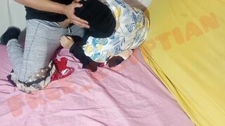Hot arabisk milf kneppet af den unge fyr, og han vil dræbe det to gange i hovedet