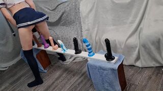 Tynde teenager ridning hårdt på falske pikke til den store orgasme