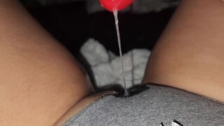 At se porno, hendes trusser er gennemblødte, og hun nyder det!