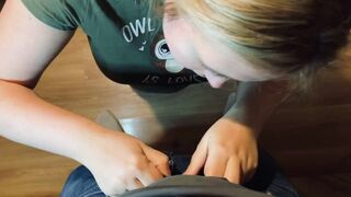 Dumme kælling med en pik i munden
