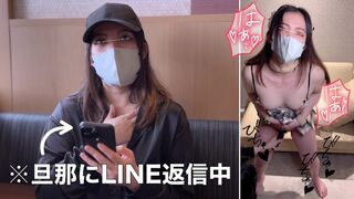 Smuk kone stående med kvindesprøjt i japansk amatør video