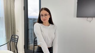 Hot ava arbejder hårdt for at få jobbet og fylder hans mund
