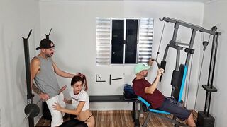 Eksklusiv, en kone knepper sin mand hårdt bagfra i gymnastiksalen!
