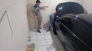 Hot ung kælling på mekanikeren knepper medarbejder
