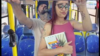 Teenage pige kneppet af en fremmed i en offentlig bus