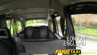 FakeTaxi fisse ved at blive en porno stjerne viser, hvad hun kan gøre