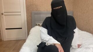 Hot arabisk milf giver lystige instruktioner til hans stedsøn