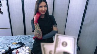 Sexet sygeplejerske i latex handsker hjælper hendes patient med at give sædprøver