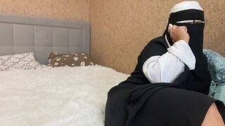 Arabiske kone taler i telefon og rører hendes fisse til orgasme