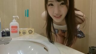 Sød japansk pige kneppet i en almindelig cafe med legetøj og blowjobs