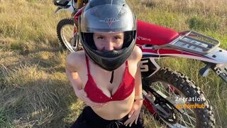Hot biker chick sutter biker i enduro feltet