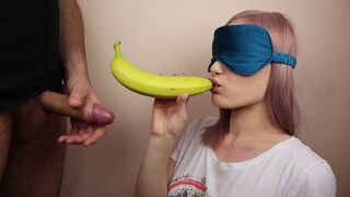 Lille stedsøster spiller i frugt spillet bind for øjnene