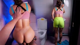 Kælling med den perfekte røv, de vil kneppe hende i toilettet!