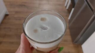 Horned mand drikker kaffe med smag af sperm efter hans kone suttede hans ven og hans mund var træt