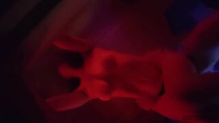 Hot milfs bliver kneppet i hunde i saunaen