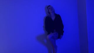 Følsomme blonde bombefly onanerer vildt med sin store røv og bryster