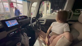 Pervers, storslået milf onanerer i bilen offentligt, selvom en ung fyr kan se