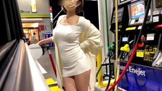 Hot dame viser sig i butikken med store bryster og bliver ophidset af peepers